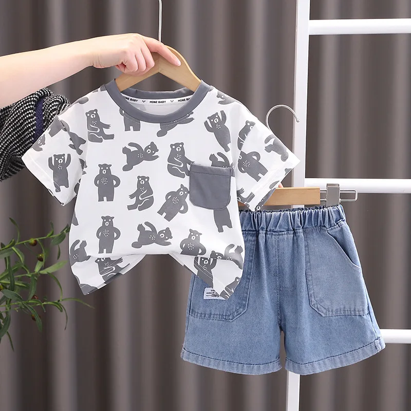 

Детские футболки с круглым вырезом и коротким рукавом и шорты из джинсовой ткани