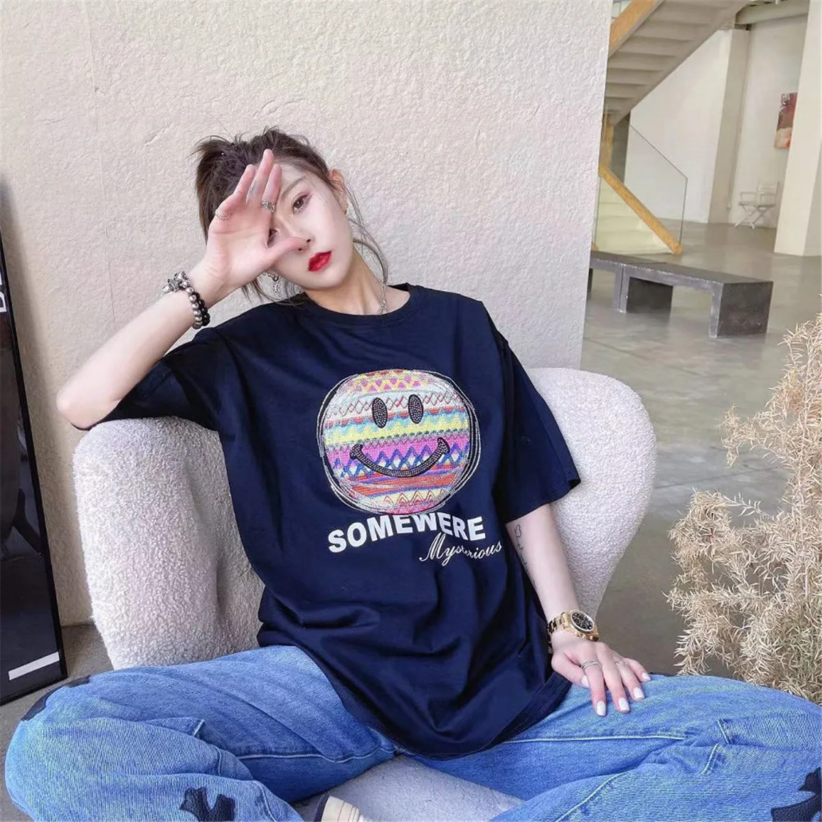 

Футболка женская оверсайз с принтом улыбки и бриллиантами