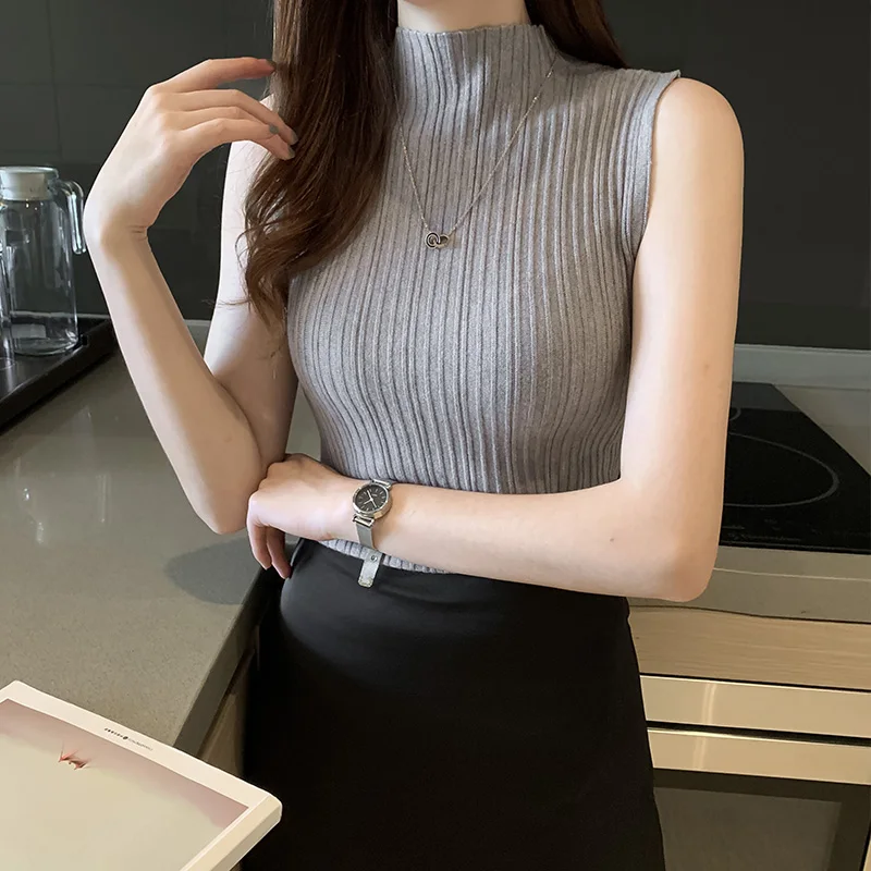 Женский трикотажный свитер без рукавов с высоким воротником