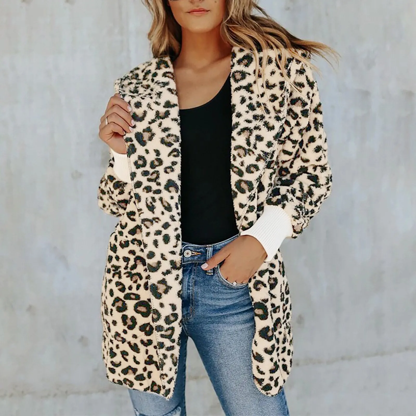 

Женское флисовое пальто средней длины с капюшоном и карманами