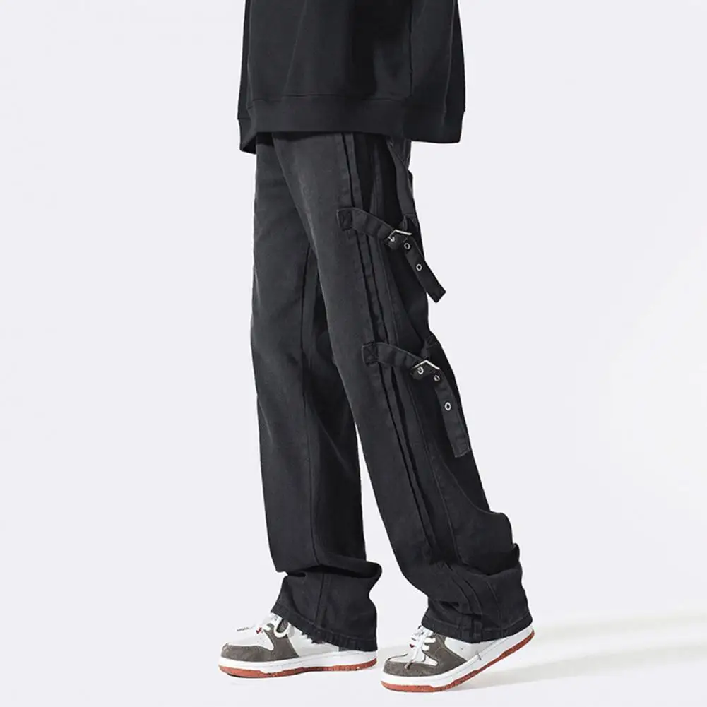 

The style of overalls has a buttoned design on the legs and is full of hip-hop elements.