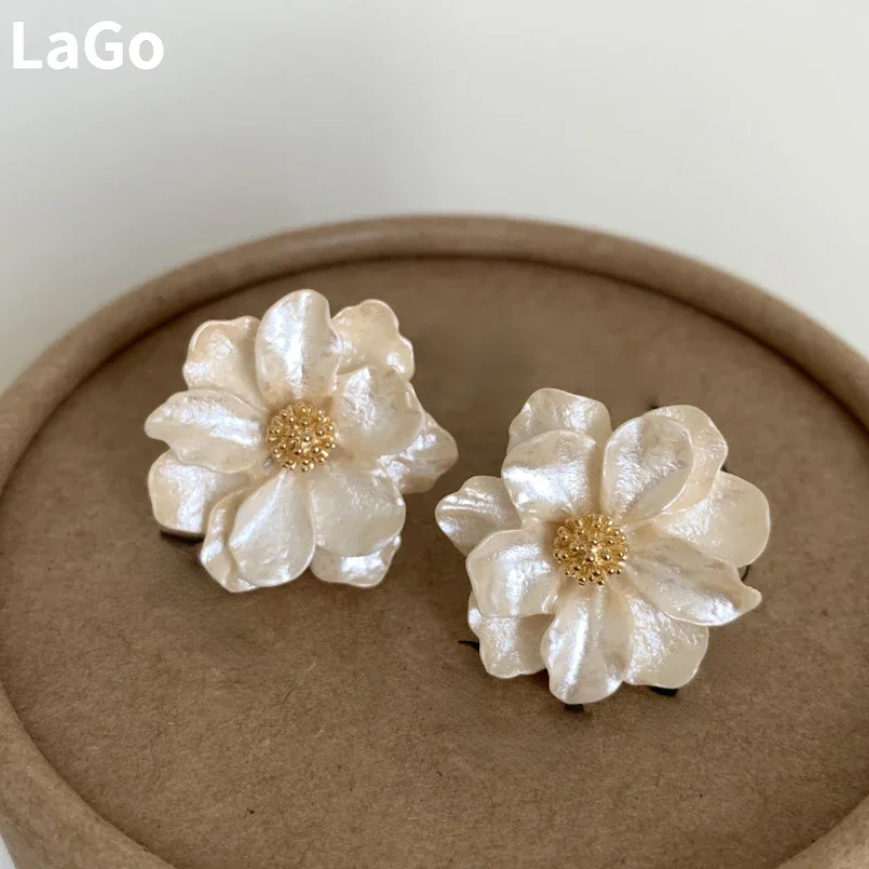 Женские темпераментные серьги в виде цветов