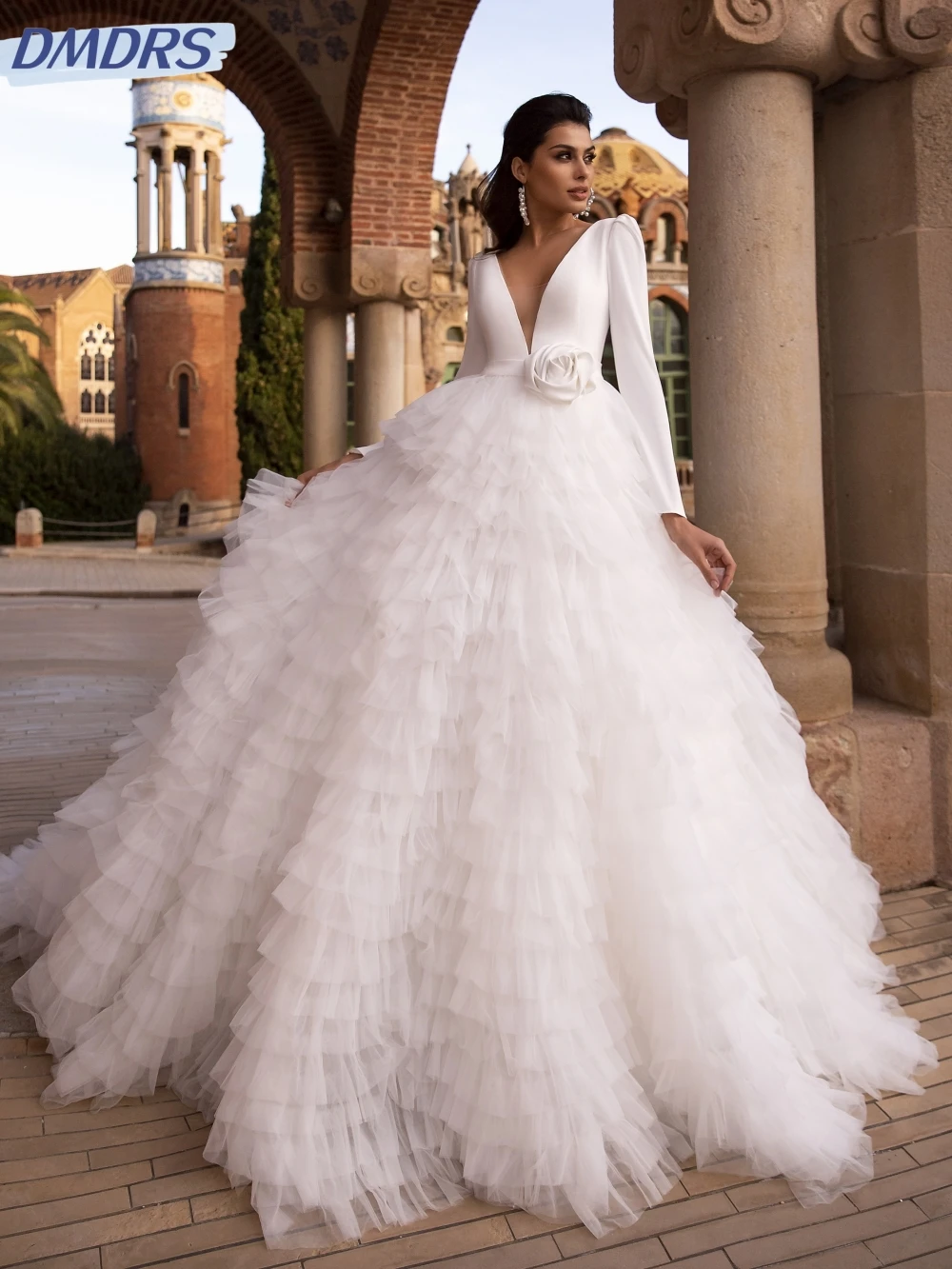 Классическое платье невесты с глубоким