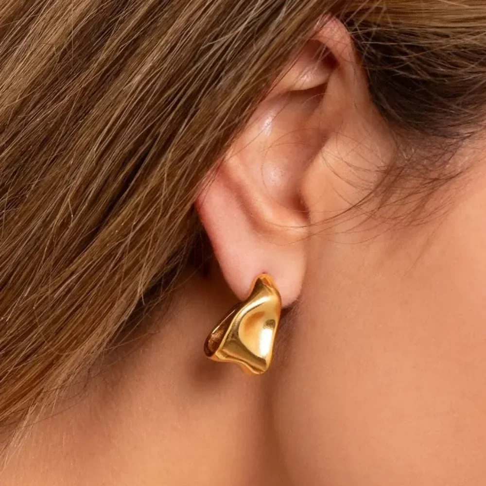 Серьги-кольца неправильной формы волнистой из нержавеющей стали золотого цвета