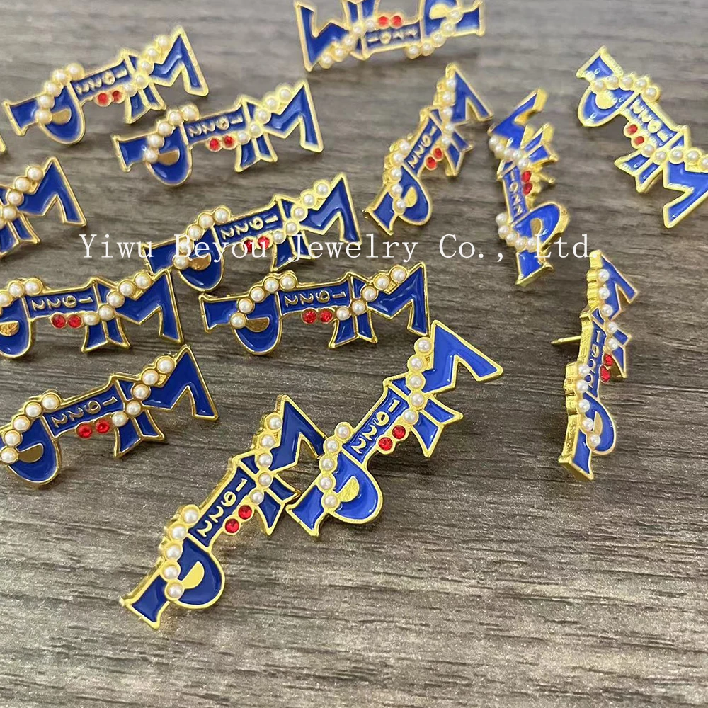 Комплект броши SGRho 1922 с белым жемчугом и двумя красными бриллиантами.