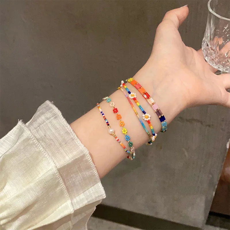 Женский браслет с бусинами и жемчугом летняя бижутерия