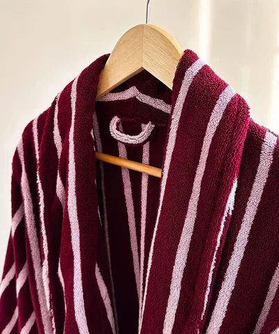 Мас, ұйықтап жатқан еркектердің басқа біреудің әйелдерін сиқыған порно фотолары