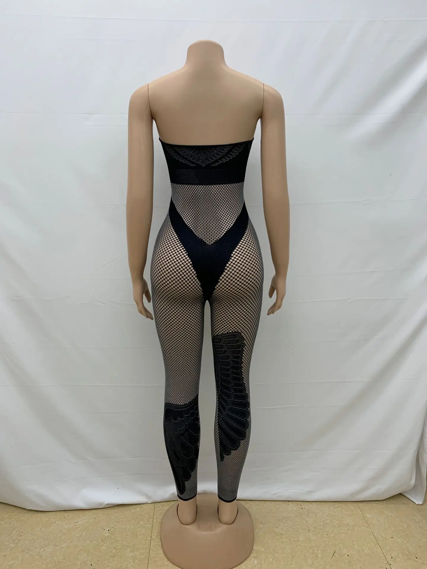 Женский трикотажный комбинезон без бретелек однотонный сетчатый Облегающий