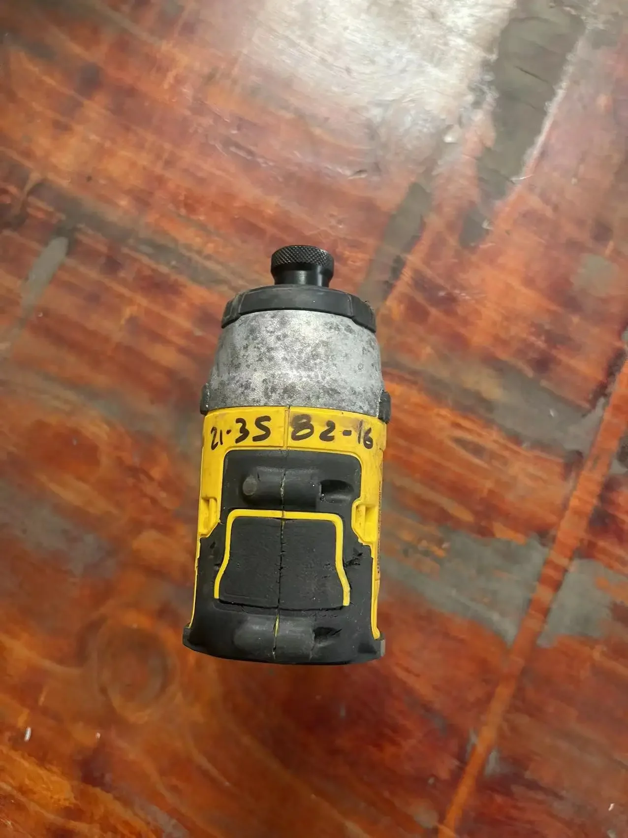 Бесщеточный ударный драйвер DEWALT 20 в (только инструмент). Б/у. Второй подвесной