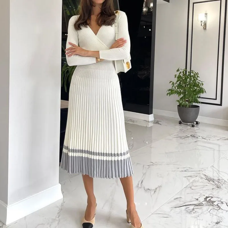 

Женское трикотажное платье с глубоким V-образным вырезом и длинными рукавами