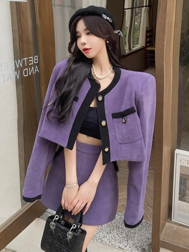 

Женский вельветовый костюм с коротким жакетом и юбкой с высокой талией