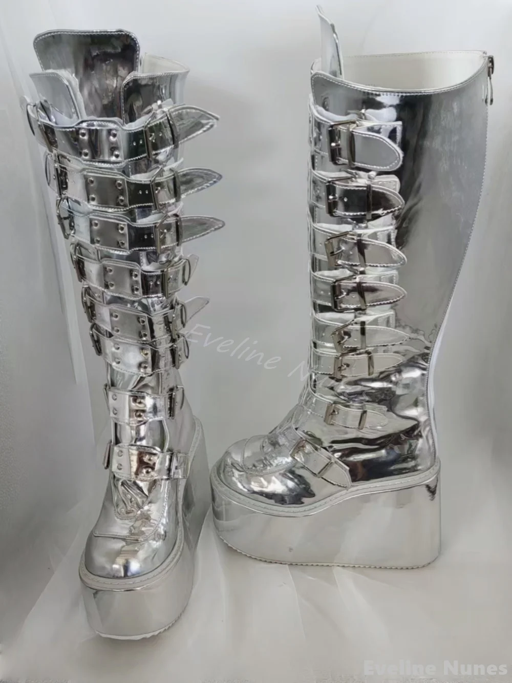 Женские сапоги до колена на платформе серебристые танкетке с ремешком пряжкой
