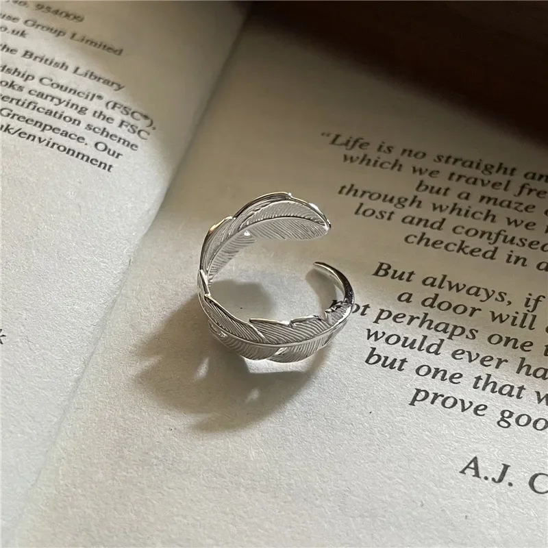 Женское кольцо с перьями из серебра пробы