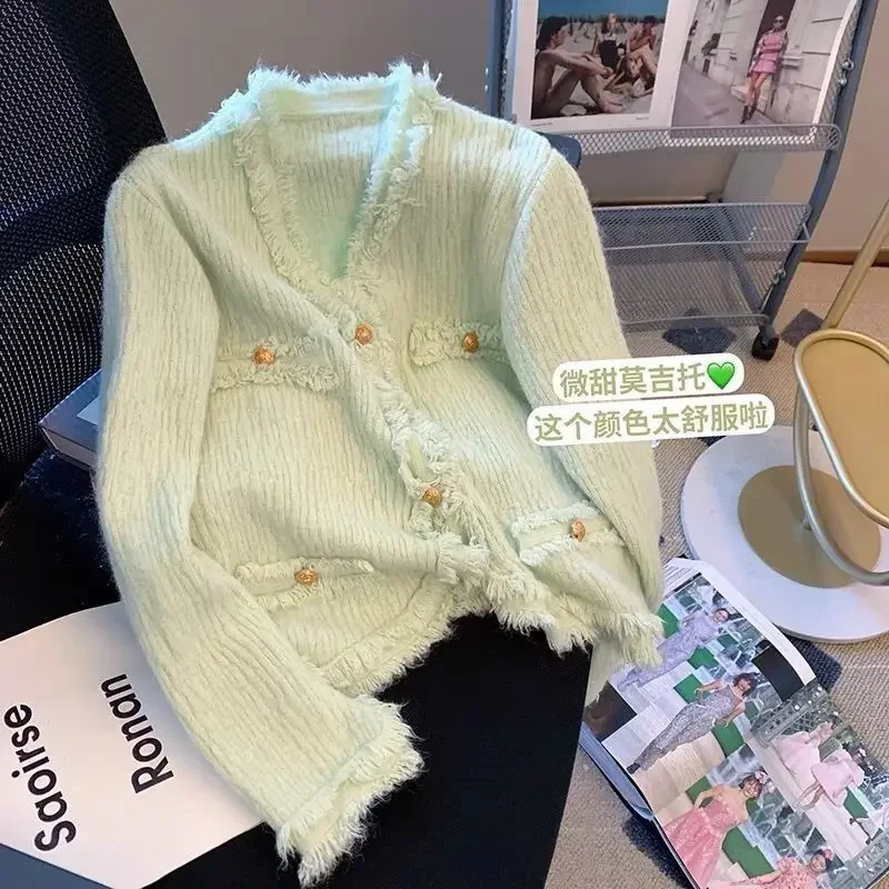 Маленький очаровательный вязаный кардиган зеленого цвета с V-образным вырезом