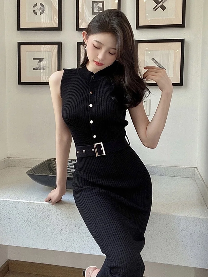 Женское трикотажное облегающее платье-мини без рукавов с разрезом