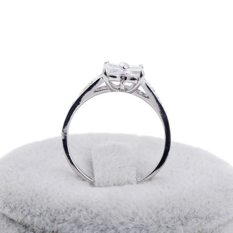 Кольцо обручальное женское с четырьмя лепестками белого золота фианитами клевер