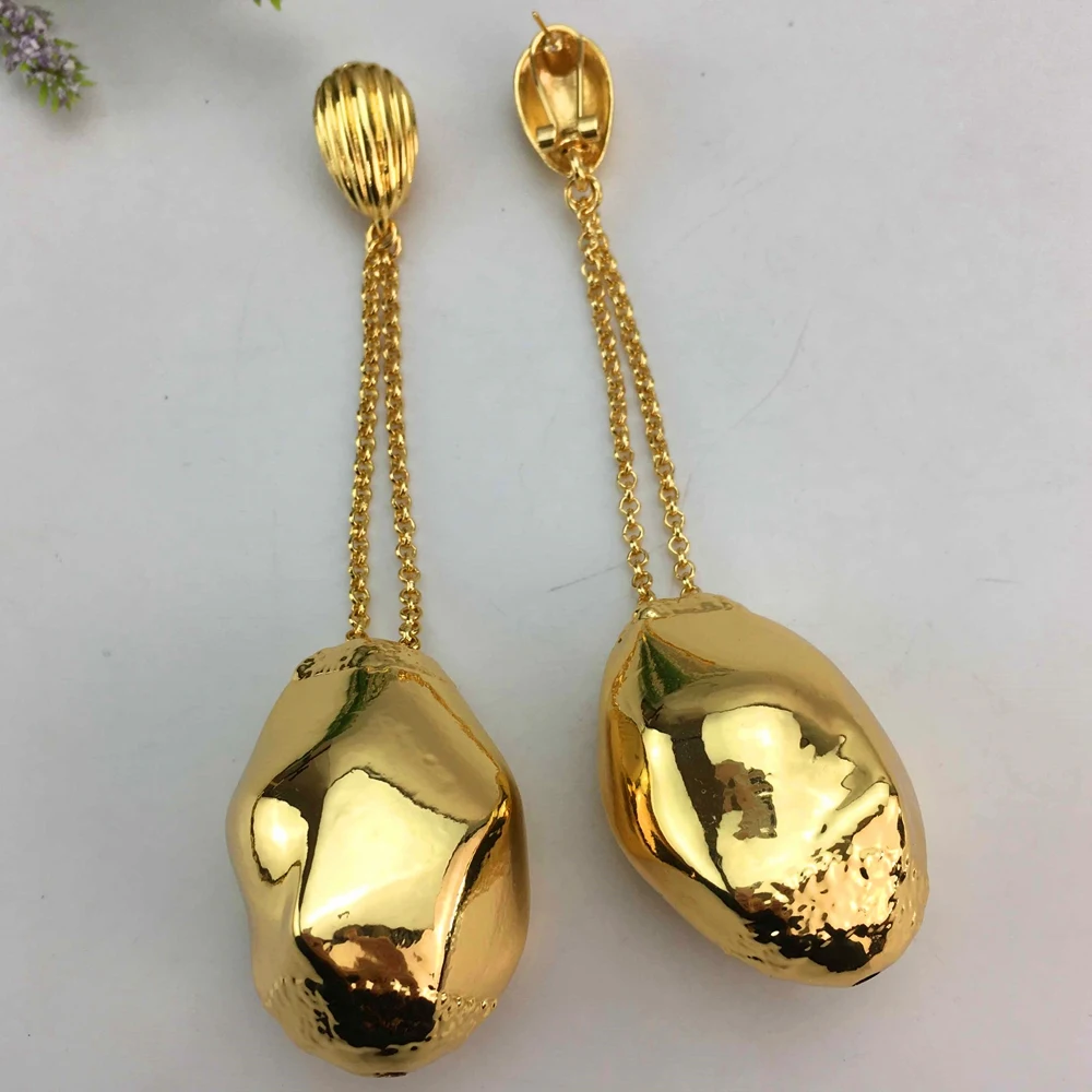 Женские серьги-подвески золотистого цвета с геометрическим рисунком