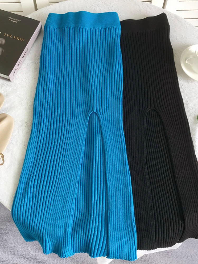 

Женская трикотажная юбка средней длины, с высокой талией и разрезом