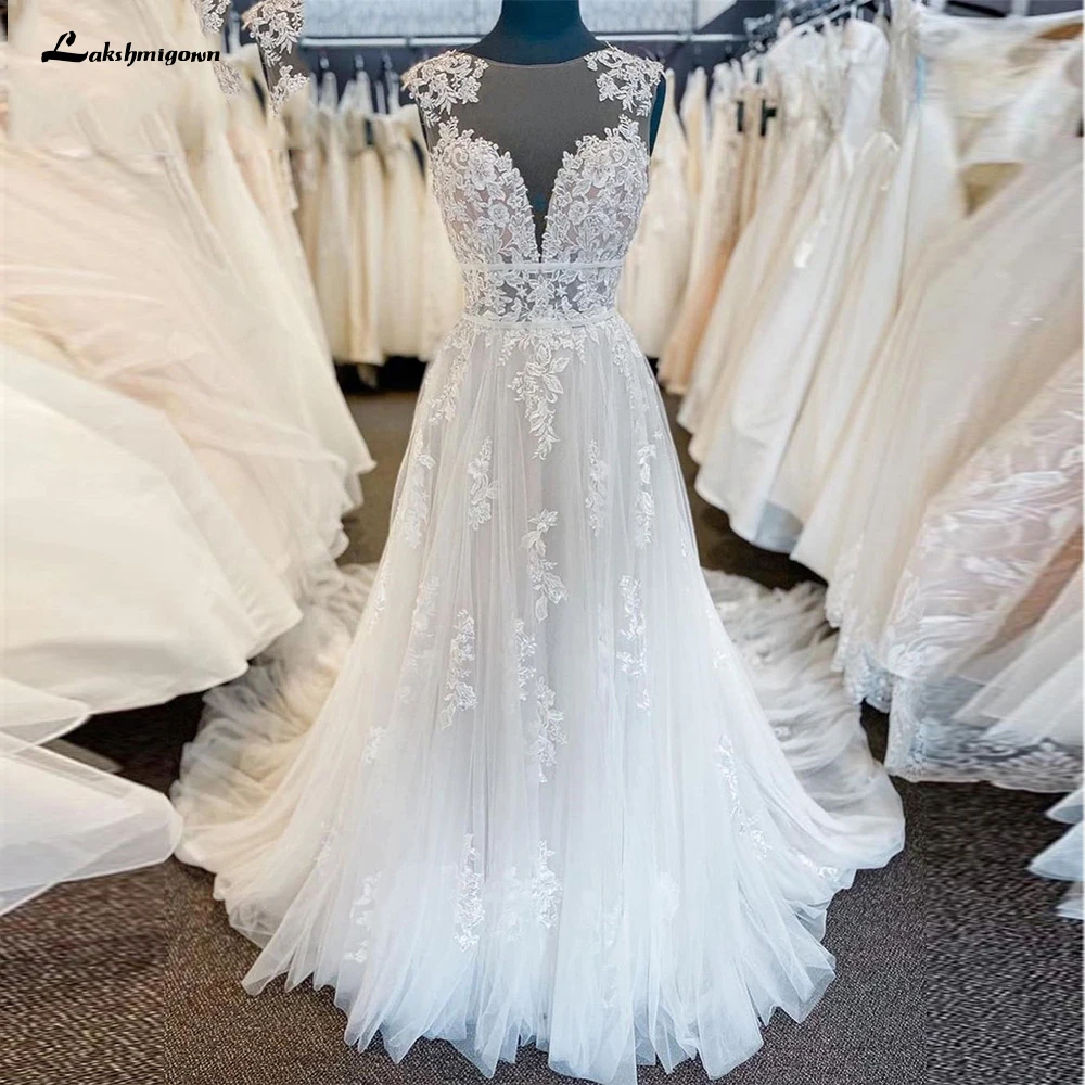 

Платье Свадебное ТРАПЕЦИЕВИДНОЕ кружевное без рукавов, с глубоким V-образным вырезом и открытой спиной, со шлейфом