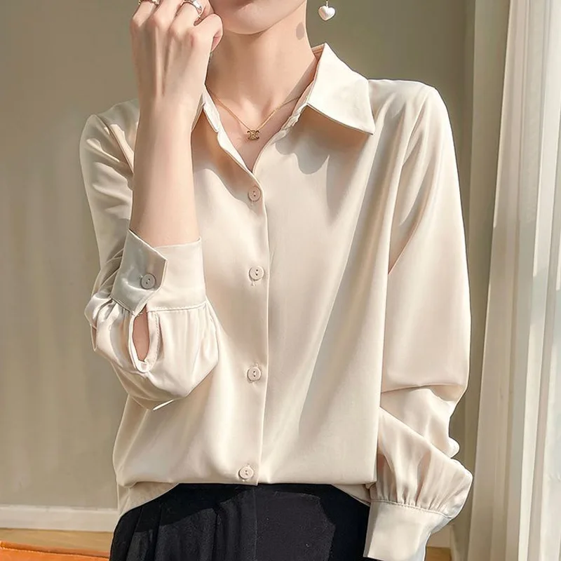 Новая молодежная универсальная блузка с воротником-поло на весну и осень