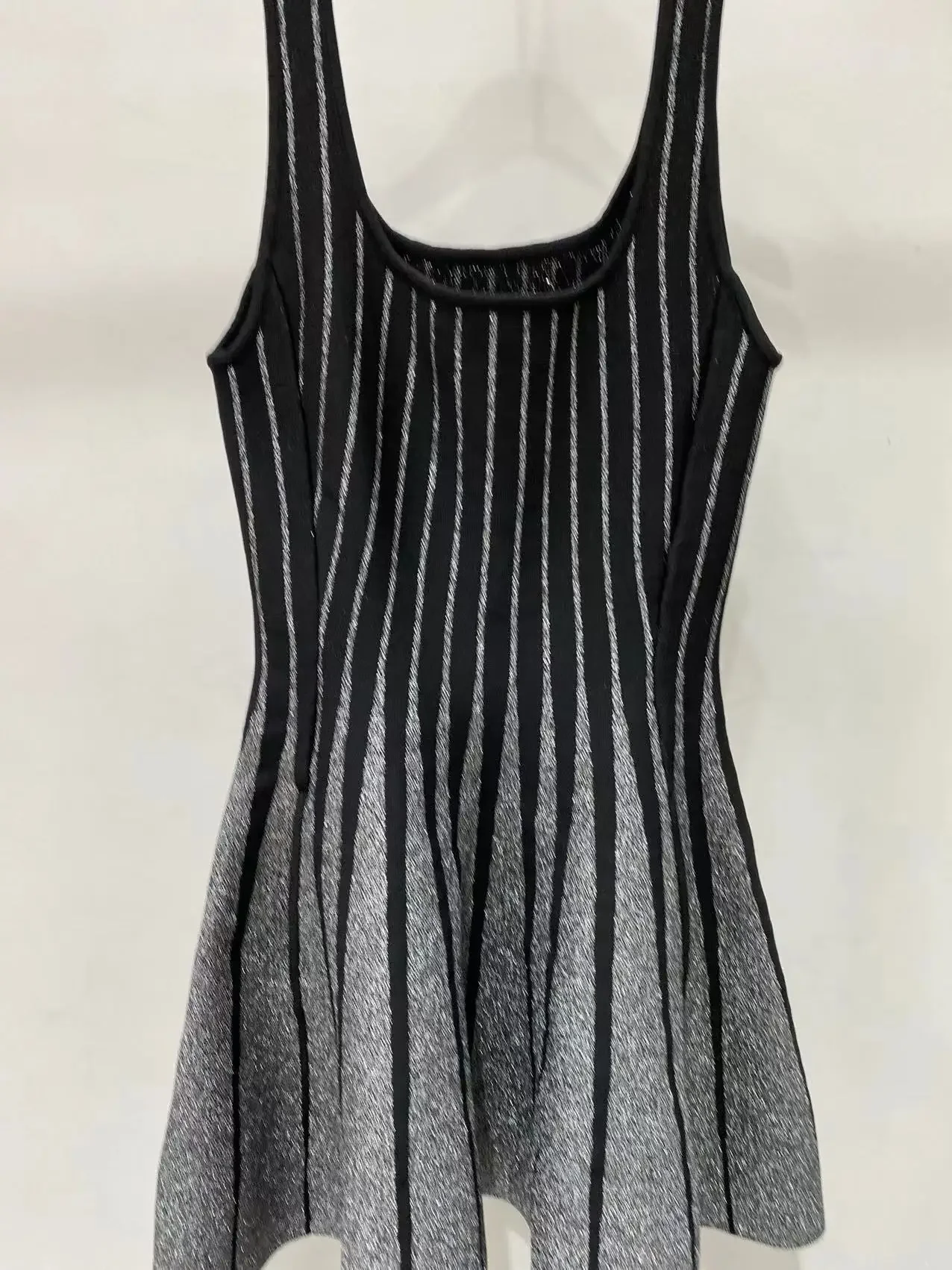 M французская ниша 2024 осенне-зимняя мода тонкая юбка в вертикальную полоску с