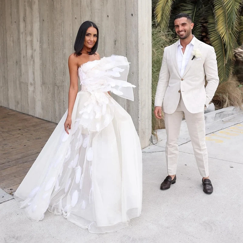 

Unique Asymmetrical Neck Feather Wedding Dresses Fashion Strapless Organza Floor Length Wedding Gowmns Zipper Back Birlda Gowns