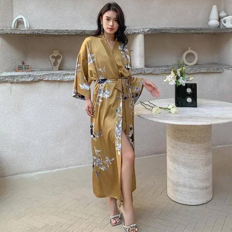 

Халат-кимоно Женский атласный с V-образным вырезом и большим принтом