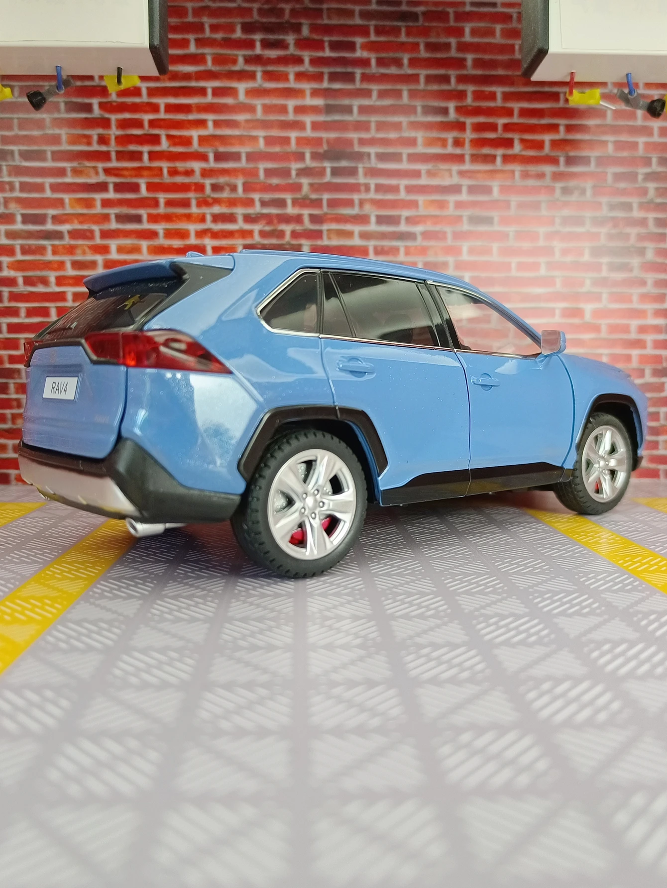 Фото Модель автомобиля Toyota RAV4 из сплава металла в масштабе 1:24, двери, передний капот и багажник открываются, со звуковыми и световыми эффектами. №5