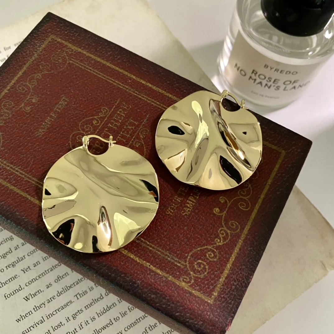 

Европейские и американские нишевые латунные позолоченные серьги неправильной формы в стиле ретро