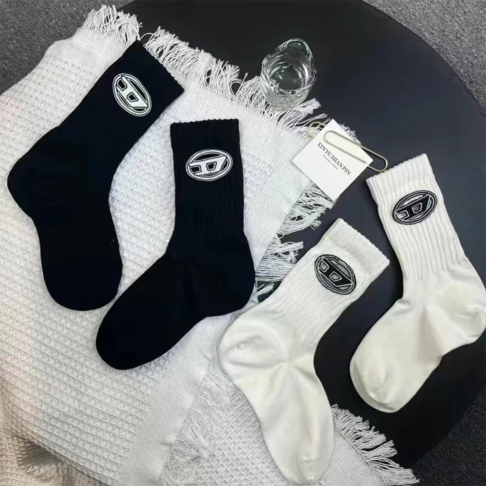 

2023 black and white retro personality hollow letters pure cotton simple men and women the same style mid-tube socks