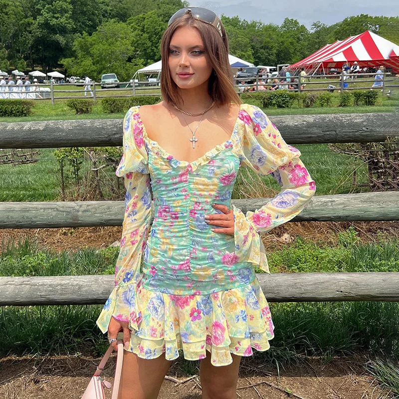 

Женское летнее платье с V-образным вырезом и открытой спиной