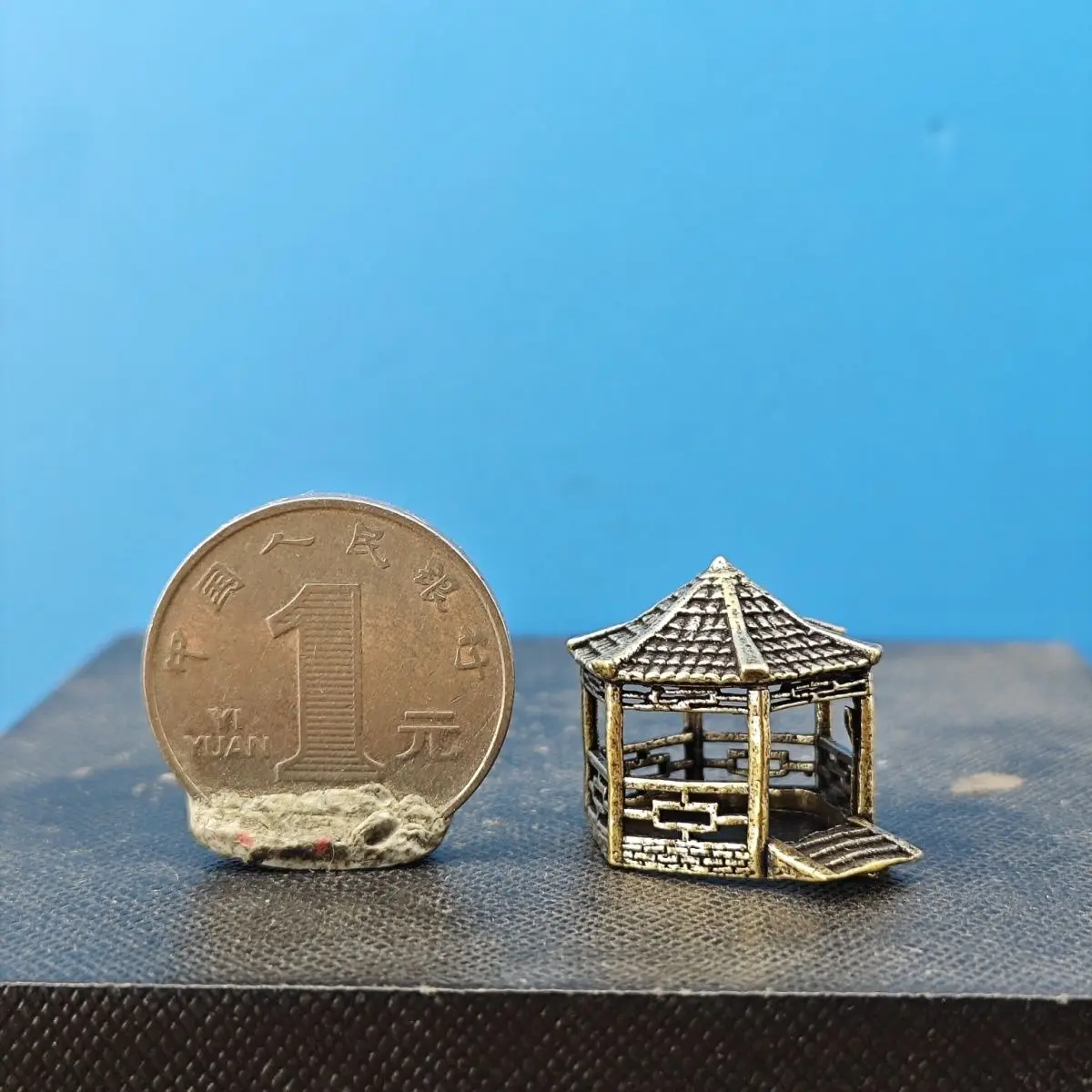 

Латунные миниатюрные декоративные предметы пейзажа из нечетного камня: классический павильон и фигурки дзен-пагода, миниатюра в китайском стиле