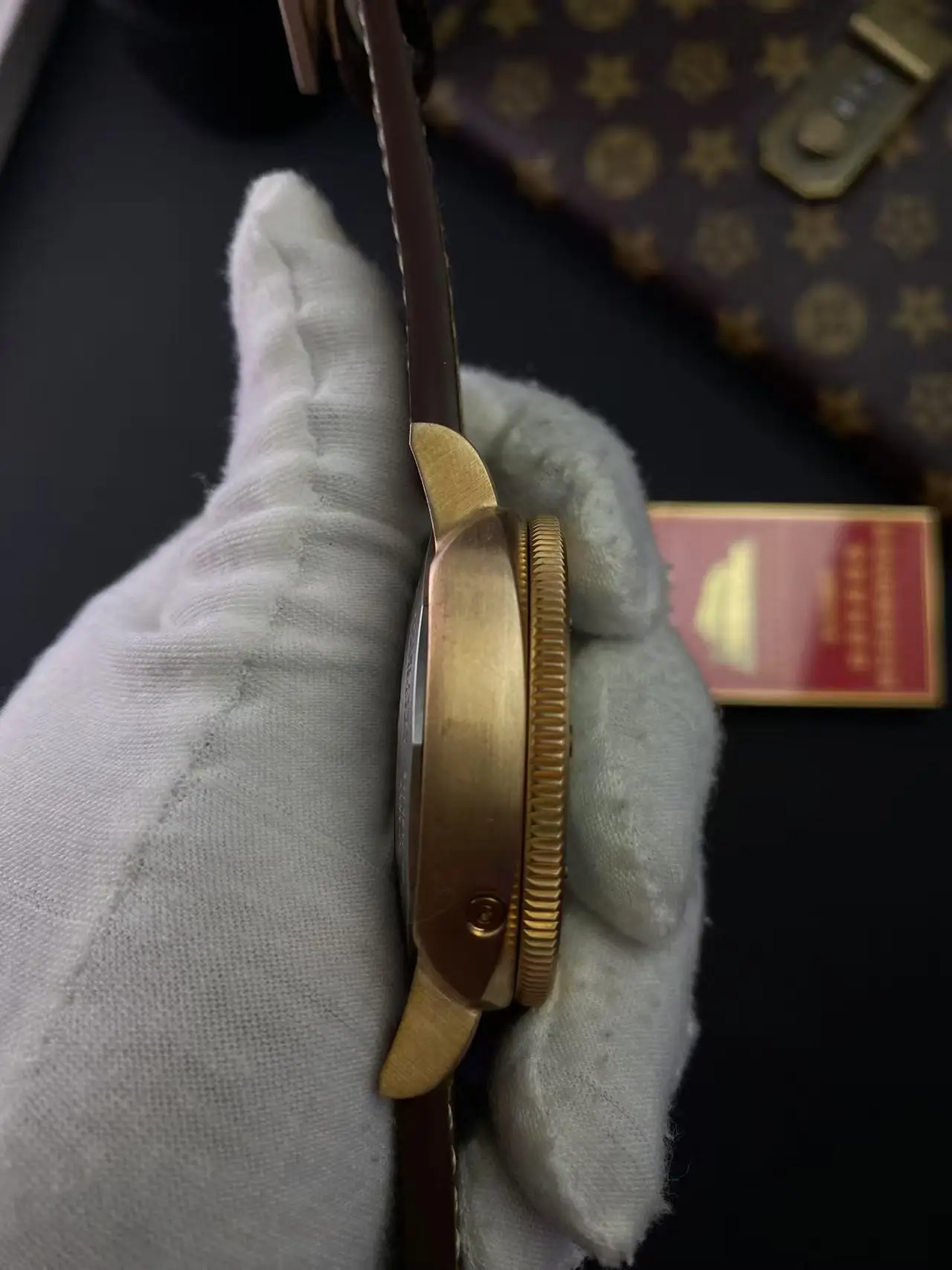 Фото Винтажные мужские часы из бронзы с зеленым циферблатом, автоматическим механическим механизмом, кожаным ремешком и индикатором запаса хода №3