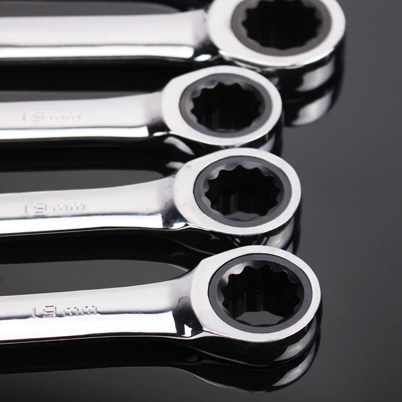 Комплект комбинированных гаечных ключей с хромованадиевым кольцом и трещоткой