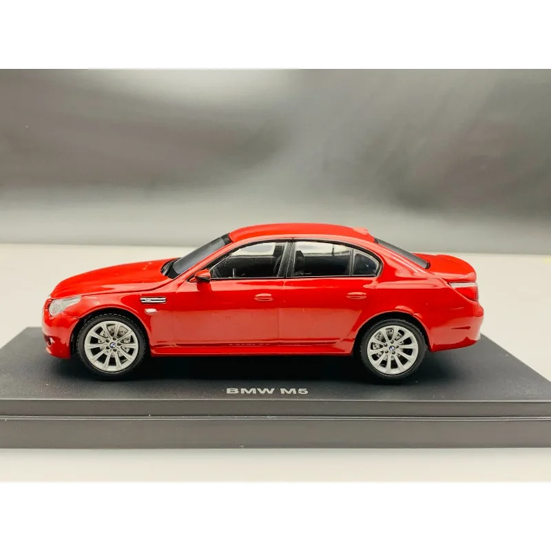 Фото Модель автомобиля KYOSHO M5 E60 из литого металла, масштаб 1:43 №2