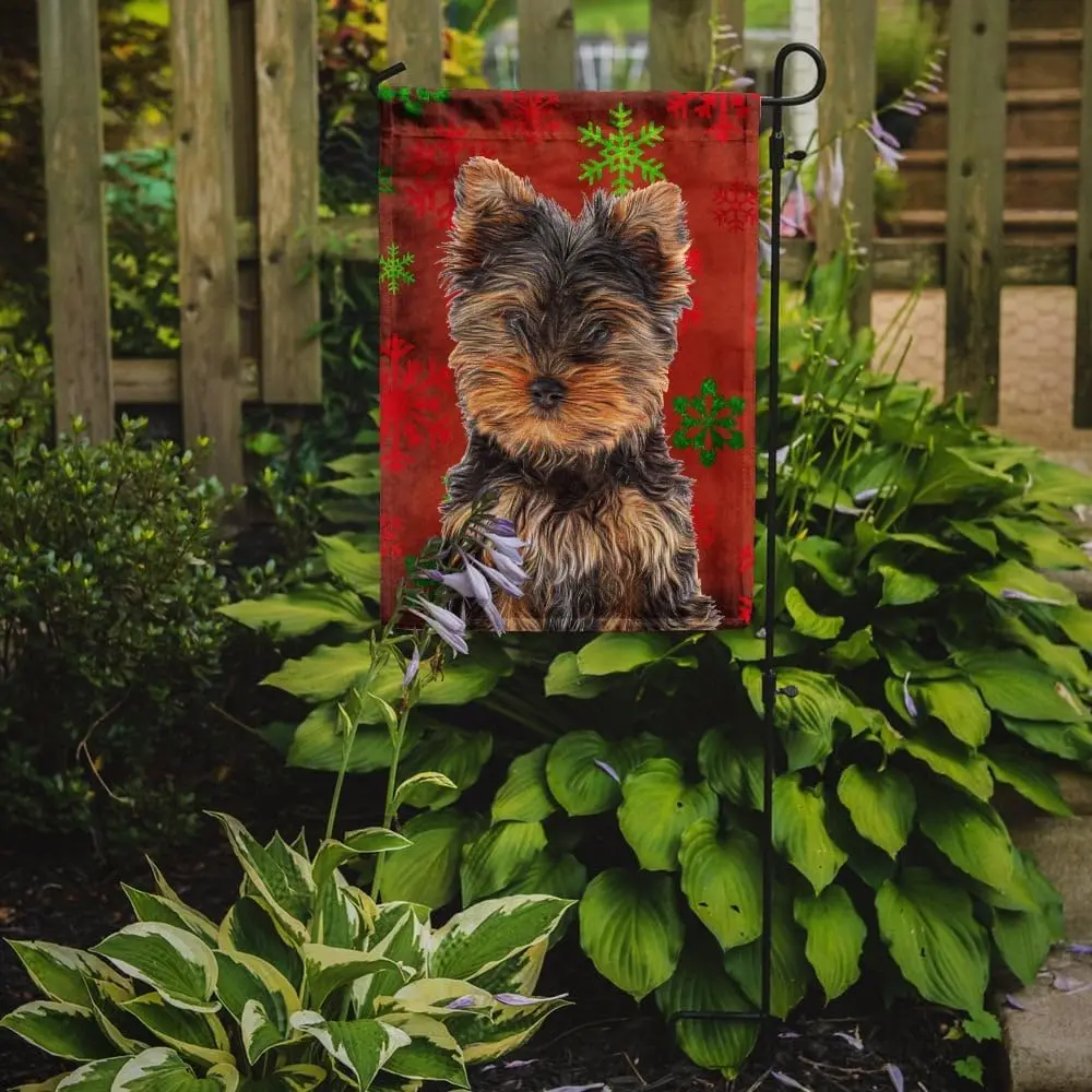 Carolines Treasures KJ1188GF Красные снежинки Праздник Рождество Yorkie Puppy/Yorkshire Terrier Садовый