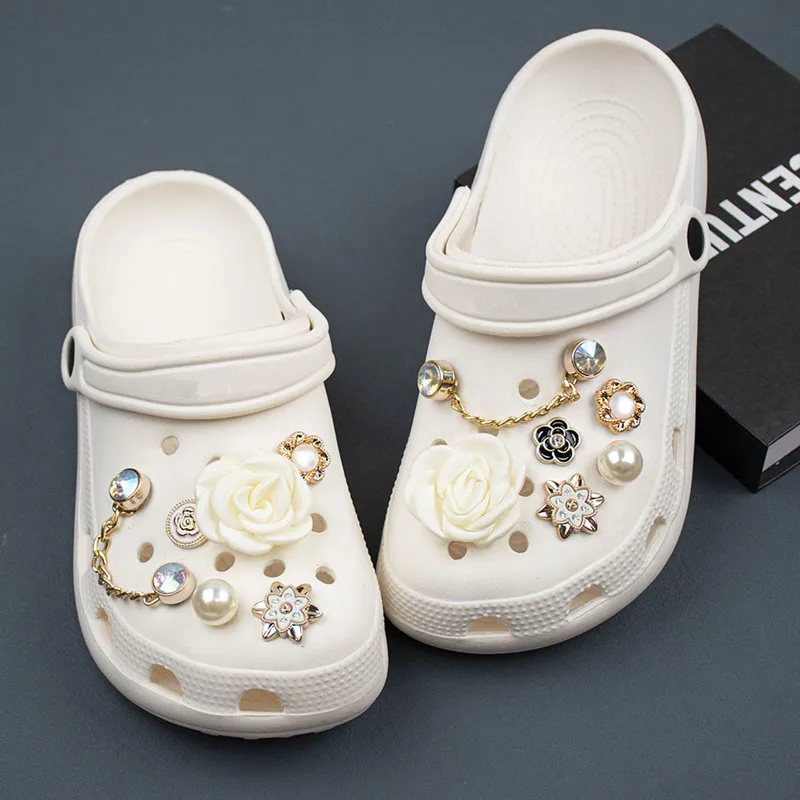 

2023 New Brand Shoes Charms Designer Croc Charms Bling Rhinestone Girl Gift Glow Clog Decaration Metal Love Rose Accessories