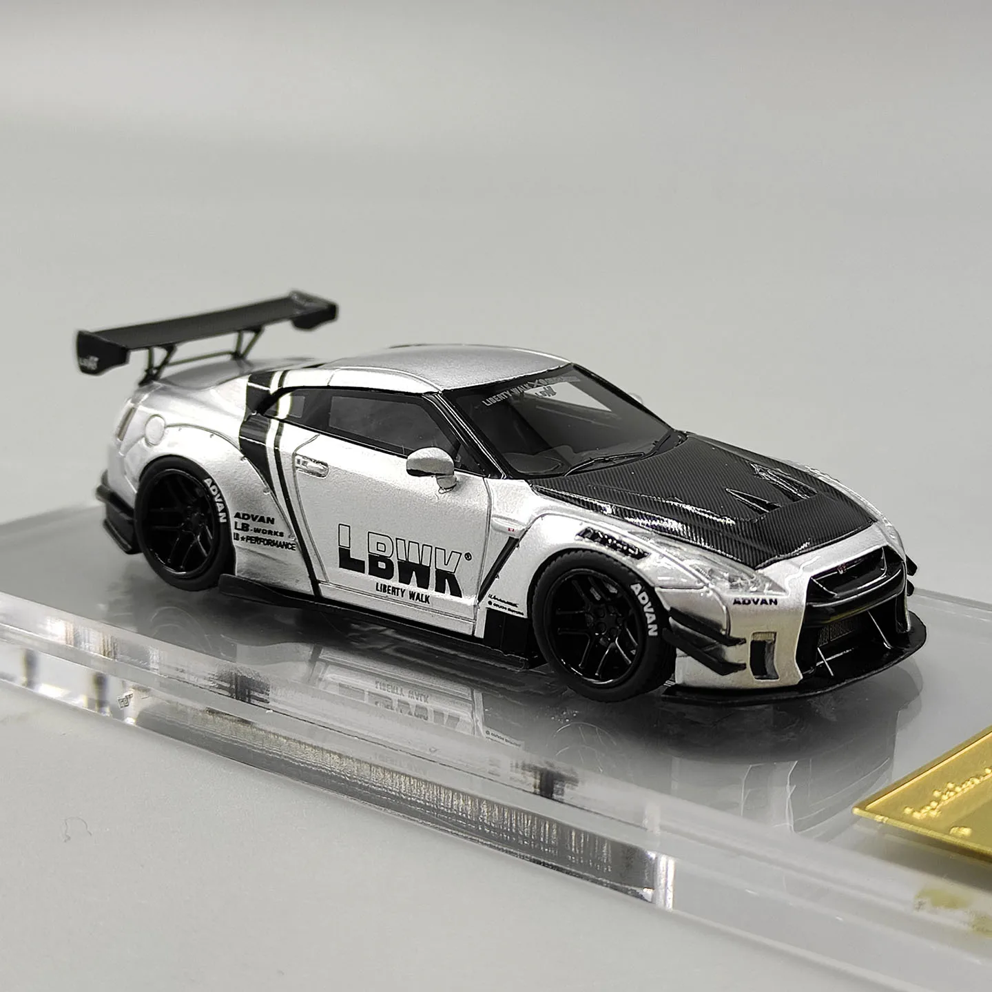 Фото Масштабная модель автомобиля IG 1:64 LB-WORKS GT-R R35 из смолы №5