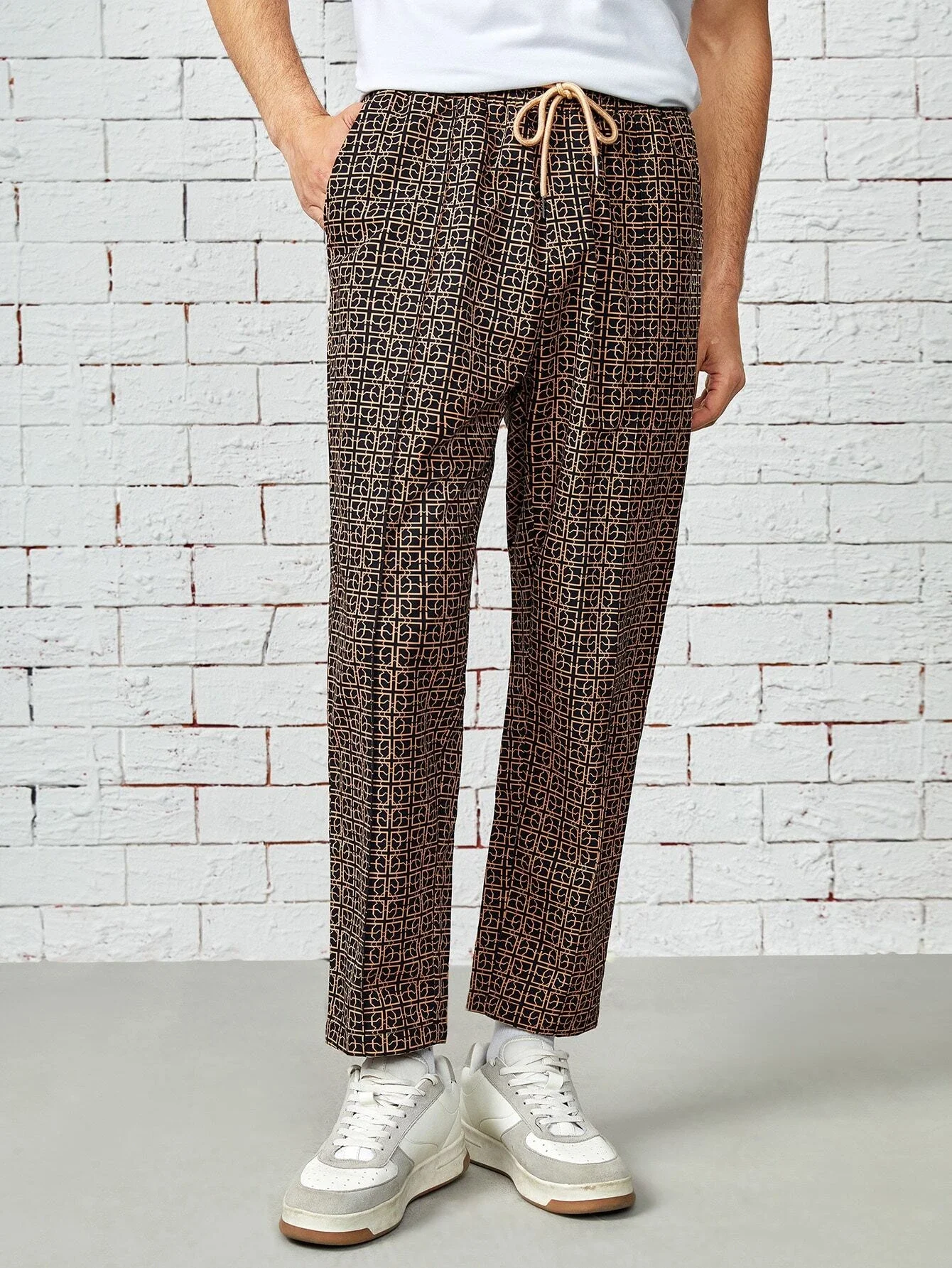 

Men Drawstring Waist Allover Print Tapered Pants