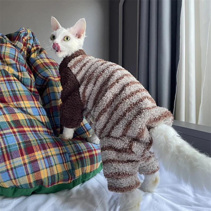Фото Теплый мягкий кофейный флисовый комбинезон для кота-сфинкса, зимнее пальто с четырьмя ножками в толстую фиолетовую полоску для толстовки Devon Rex для котят №1