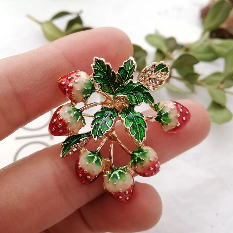 

Red Enamel Strawberry Tree Brooches Women Alloy Fruits Weddings Banquet Brooch Pins New Year Gifts