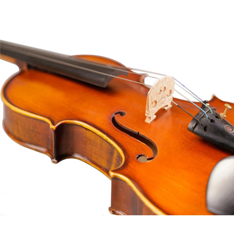 скрипка вблизи. скрипка фото. скрипка инструмент. душка скрипки. свеча в живописи.