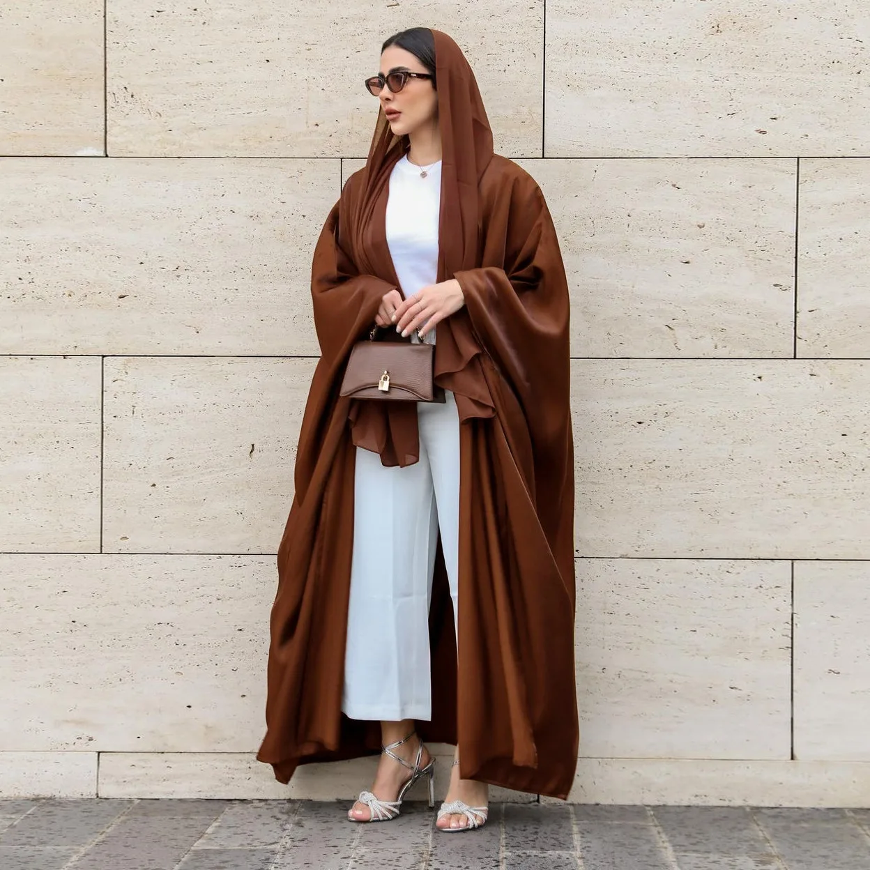 

Женское скромное кимоно с рукавами «летучая мышь»