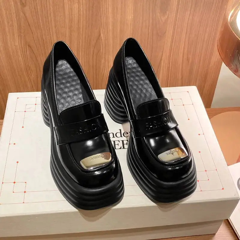 Женские туфли-лодочки из овечьей кожи на толстой подошве с круглым носком