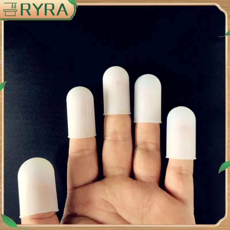 

Белый чехол на палец для защиты от ожогов