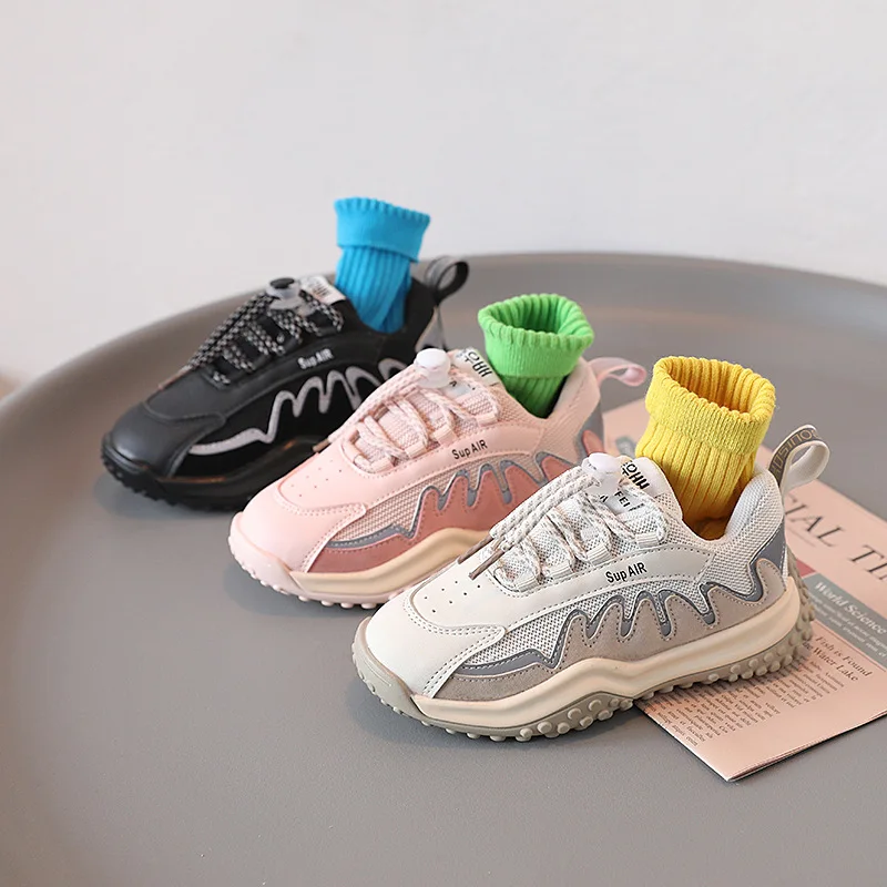 

Универсальные кроссовки для девочек, новинка весны 2022, крутая мягкая детская модная дышащая детская спортивная обувь из искусственной кожи...