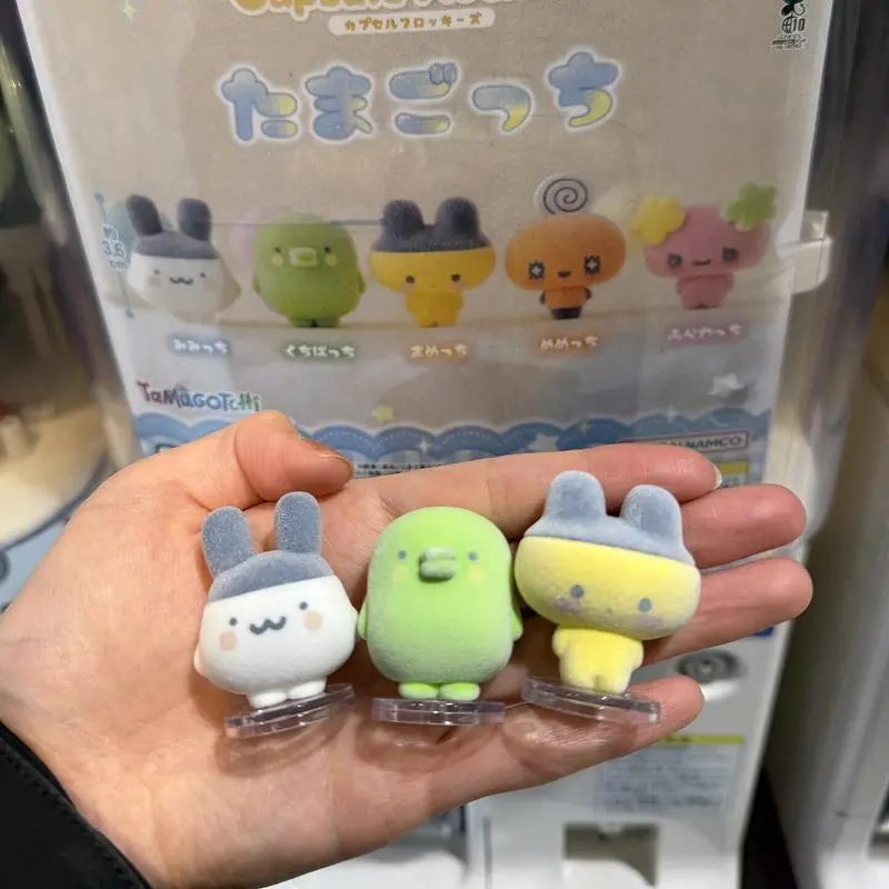 Фото Электронный питомец Bandai Tamagotchi: Флокированная фигурка-украшение в капсуле Gashapon, в наличии для взрослых коллекционеров, декор для рабочего стола №3