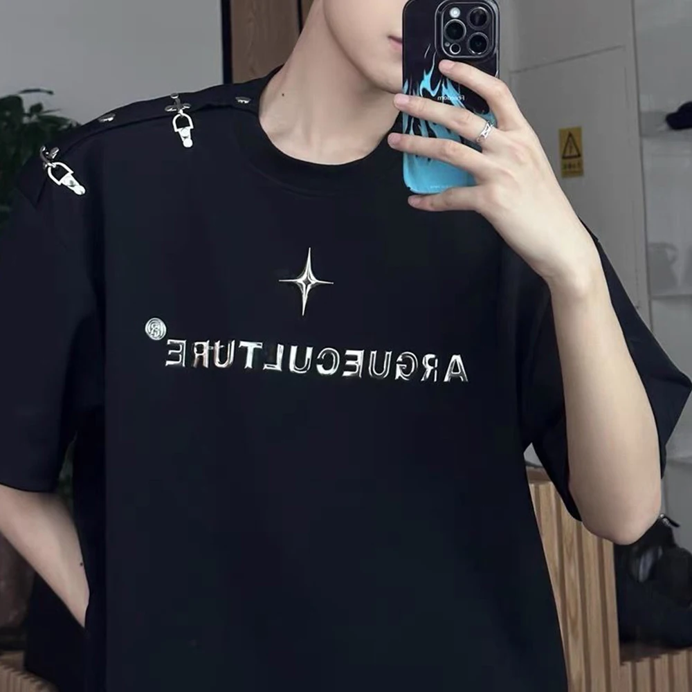 

Summer Streetwear Short Sleeve T-shirt Metal Buckle One Shoulder Design Stereoscopic Letter Men Cotton Top Loose Street Pullover