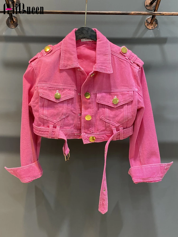 

Женская короткая джинсовая куртка на пуговицах с длинным рукавом и поясом