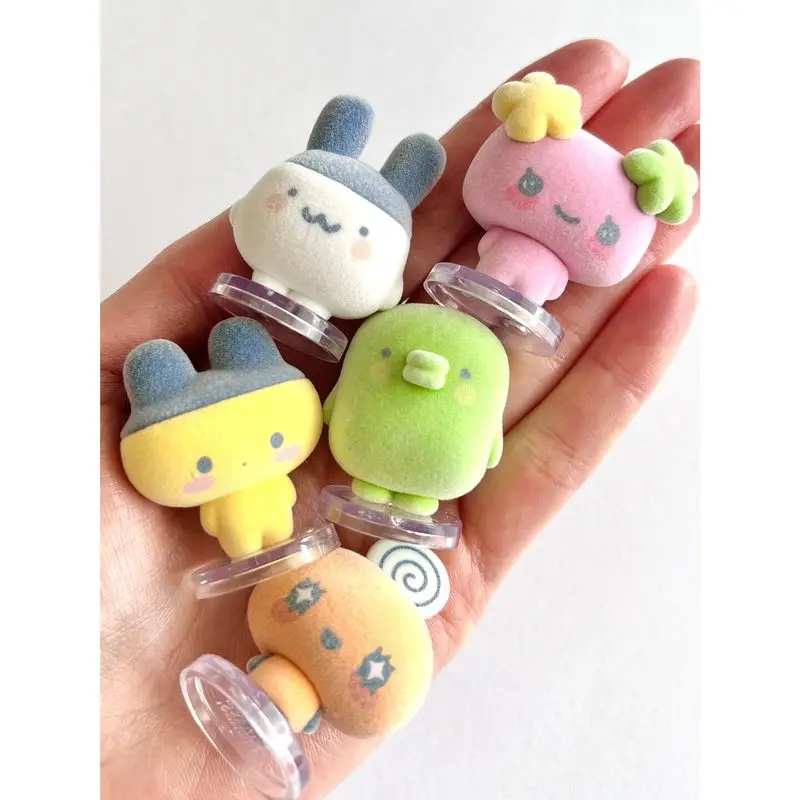 Фото Электронный питомец Bandai Tamagotchi: Флокированная фигурка-украшение в капсуле Gashapon, в наличии для взрослых коллекционеров, декор для рабочего стола №2